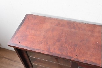 中古　北の匠　山室家具製作所　カバ材　豊かな木目が魅力のガラス戸キャビネット　(R-090892)
