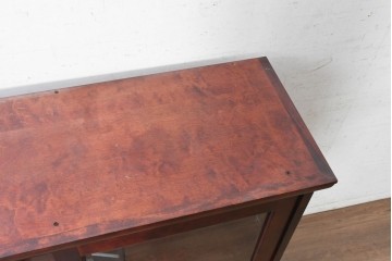 中古　北の匠　山室家具製作所　カバ材　豊かな木目が魅力のガラス戸キャビネット　(R-090892)