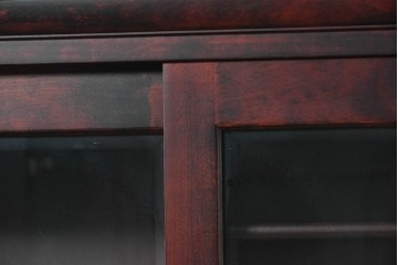 中古　北の匠　山室家具製作所　カバ材　豊かな木目が魅力のガラス戸キャビネット　(R-090892)