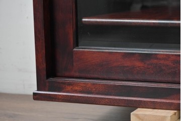 中古　北の匠　山室家具製作所　カバ材　豊かな木目が魅力のガラス戸キャビネット　(R-090892)