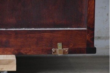中古　北の匠　山室家具製作所　カバ材　豊かな木目が魅力のガラス戸キャビネット　(R-090892)
