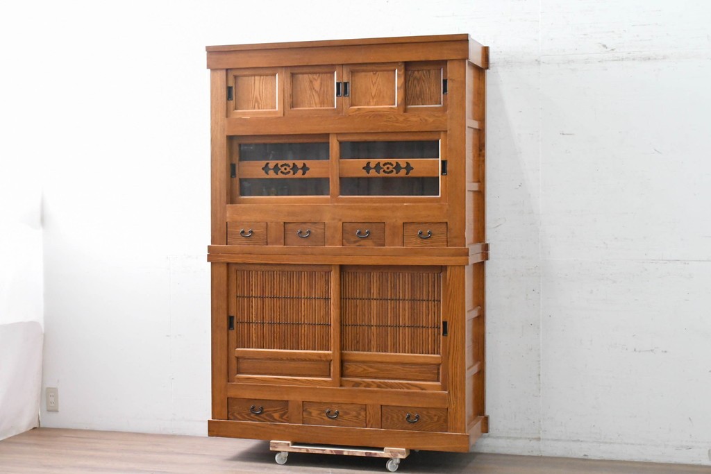 中古　美品　ニレ材　四尺　戸ごとに違った意匠を楽しめる重ね水屋箪笥　(R-090894)