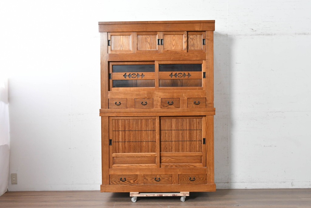 中古　美品　ニレ材　四尺　戸ごとに違った意匠を楽しめる重ね水屋箪笥　(R-090894)