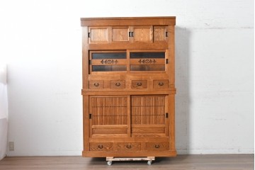 中古　美品　ニレ材　四尺　戸ごとに違った意匠を楽しめる重ね水屋箪笥　(R-090894)