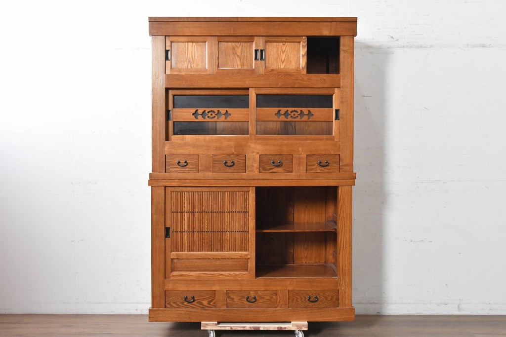 中古　美品　ニレ材　四尺　戸ごとに違った意匠を楽しめる重ね水屋箪笥　(R-090894)