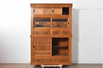 中古　美品　ニレ材　四尺　戸ごとに違った意匠を楽しめる重ね水屋箪笥　(R-090894)