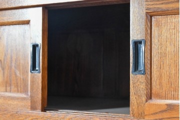 中古　美品　ニレ材　四尺　戸ごとに違った意匠を楽しめる重ね水屋箪笥　(R-090894)