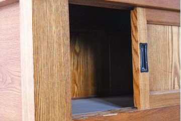 中古　美品　ニレ材　四尺　戸ごとに違った意匠を楽しめる重ね水屋箪笥　(R-090894)
