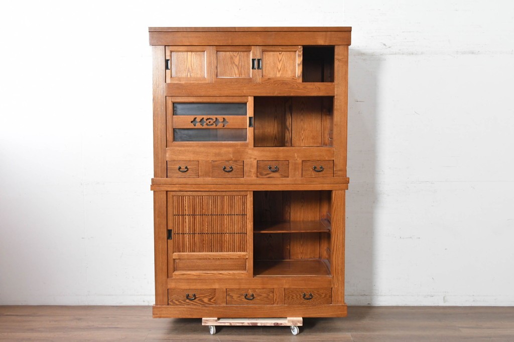 中古　美品　ニレ材　四尺　戸ごとに違った意匠を楽しめる重ね水屋箪笥　(R-090894)