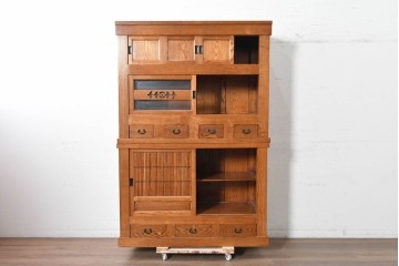 中古　美品　ニレ材　四尺　戸ごとに違った意匠を楽しめる重ね水屋箪笥　(R-090894)