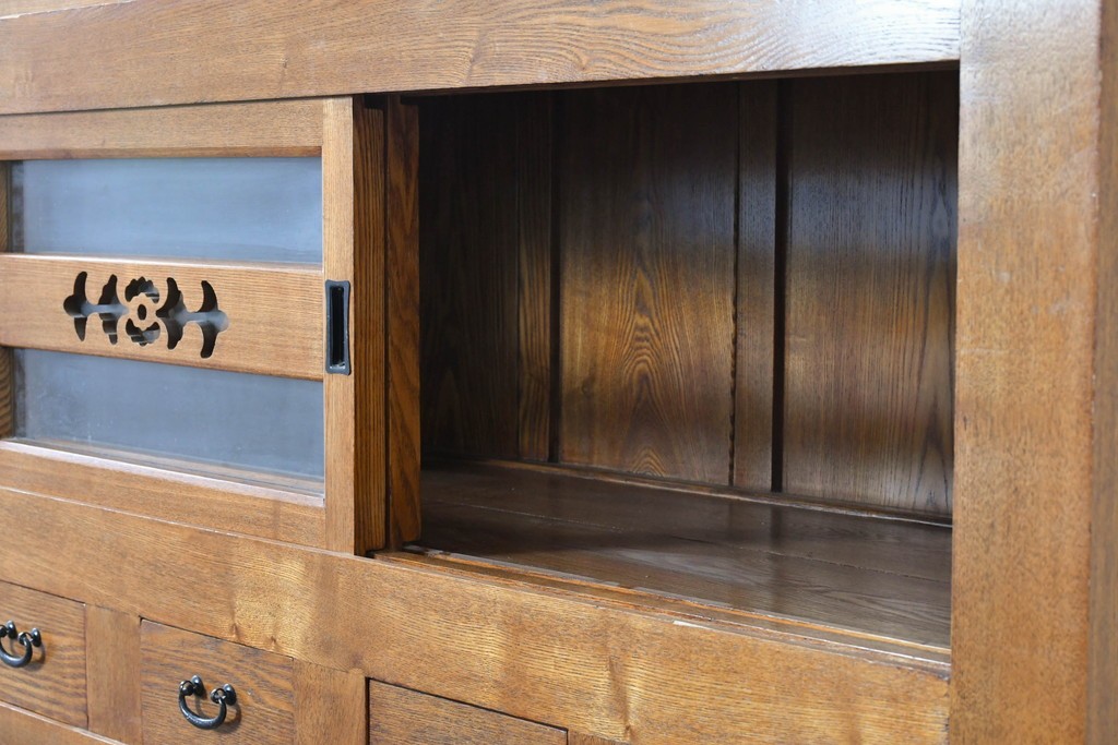 中古　美品　ニレ材　四尺　戸ごとに違った意匠を楽しめる重ね水屋箪笥　(R-090894)