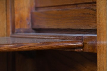 中古　美品　ニレ材　四尺　戸ごとに違った意匠を楽しめる重ね水屋箪笥　(R-090894)