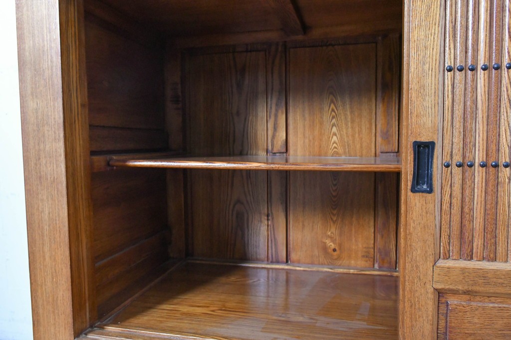 中古　美品　ニレ材　四尺　戸ごとに違った意匠を楽しめる重ね水屋箪笥　(R-090894)