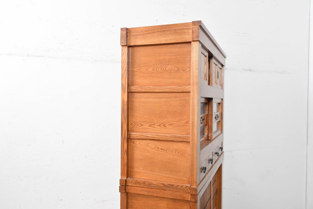 中古　美品　ニレ材　四尺　戸ごとに違った意匠を楽しめる重ね水屋箪笥　(R-090894)