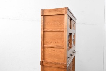 中古　美品　ニレ材　四尺　戸ごとに違った意匠を楽しめる重ね水屋箪笥　(R-090894)
