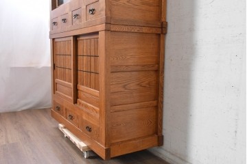 中古　美品　ニレ材　四尺　戸ごとに違った意匠を楽しめる重ね水屋箪笥　(R-090894)