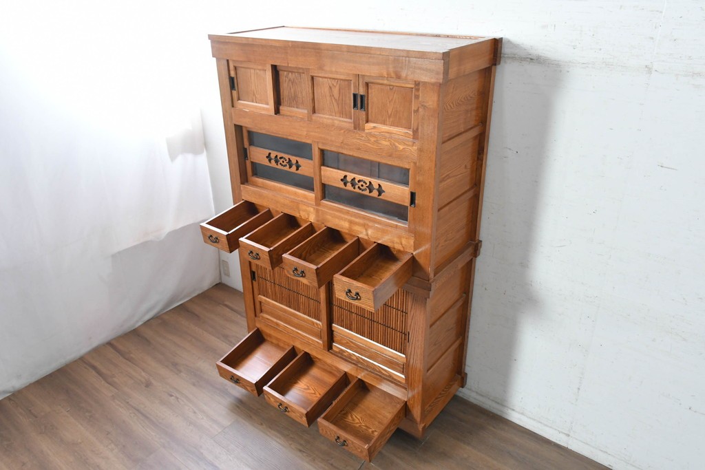 中古　美品　ニレ材　四尺　戸ごとに違った意匠を楽しめる重ね水屋箪笥　(R-090894)