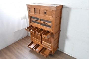 中古　美品　ニレ材　四尺　戸ごとに違った意匠を楽しめる重ね水屋箪笥　(R-090894)