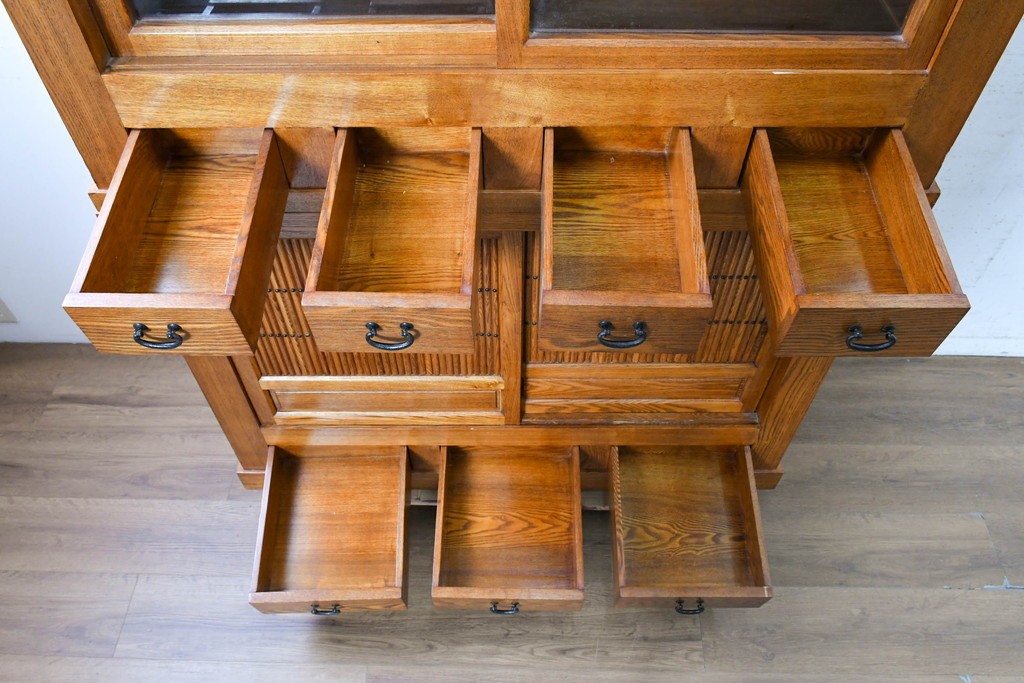 中古　美品　ニレ材　四尺　戸ごとに違った意匠を楽しめる重ね水屋箪笥　(R-090894)
