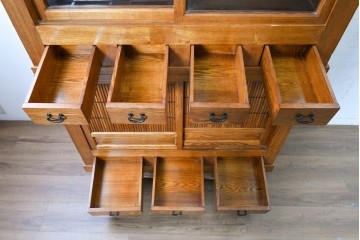 中古　美品　ニレ材　四尺　戸ごとに違った意匠を楽しめる重ね水屋箪笥　(R-090894)