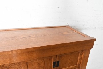 中古　美品　ニレ材　四尺　戸ごとに違った意匠を楽しめる重ね水屋箪笥　(R-090894)