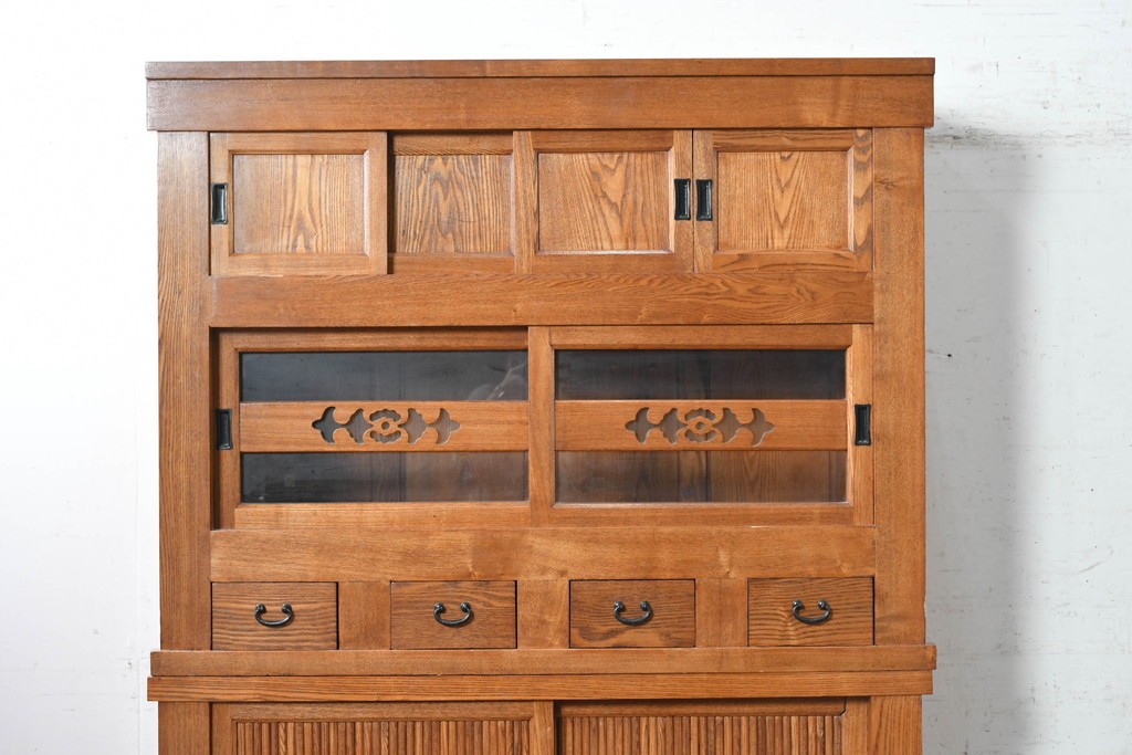 中古　美品　ニレ材　四尺　戸ごとに違った意匠を楽しめる重ね水屋箪笥　(R-090894)