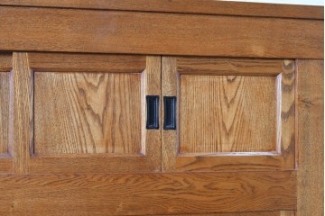 中古　美品　ニレ材　四尺　戸ごとに違った意匠を楽しめる重ね水屋箪笥　(R-090894)