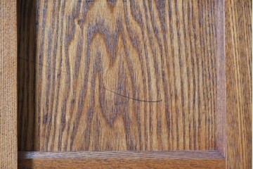 中古　美品　ニレ材　四尺　戸ごとに違った意匠を楽しめる重ね水屋箪笥　(R-090894)