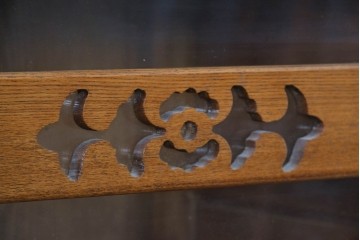 中古　美品　ニレ材　四尺　戸ごとに違った意匠を楽しめる重ね水屋箪笥　(R-090894)