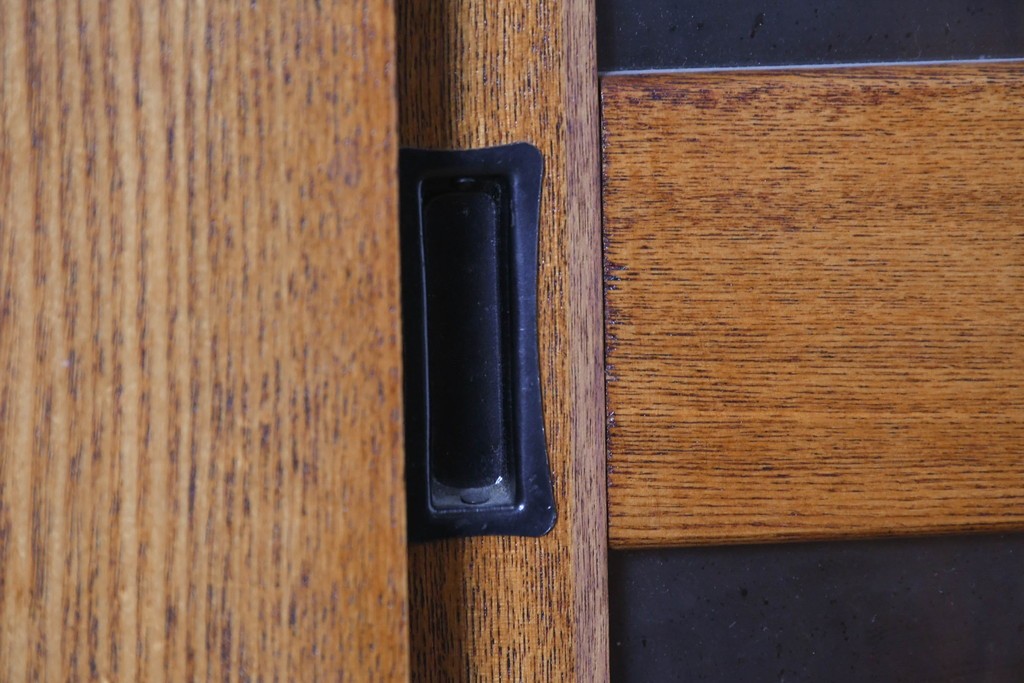中古　美品　ニレ材　四尺　戸ごとに違った意匠を楽しめる重ね水屋箪笥　(R-090894)