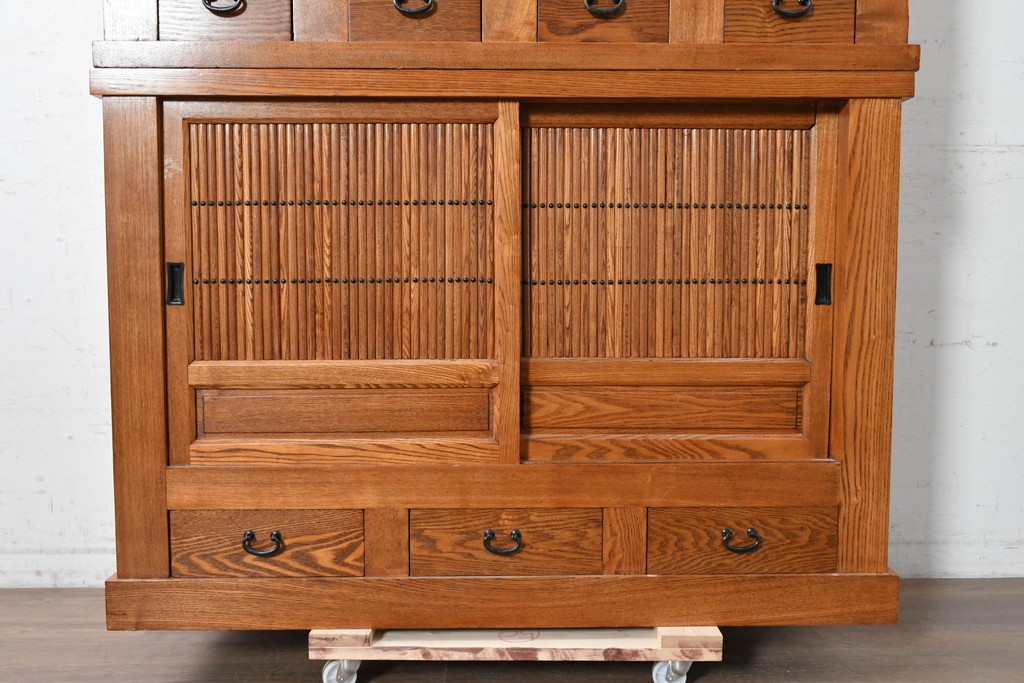 中古　美品　ニレ材　四尺　戸ごとに違った意匠を楽しめる重ね水屋箪笥　(R-090894)