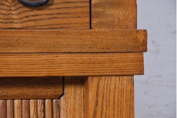 中古　美品　ニレ材　四尺　戸ごとに違った意匠を楽しめる重ね水屋箪笥　(R-090894)