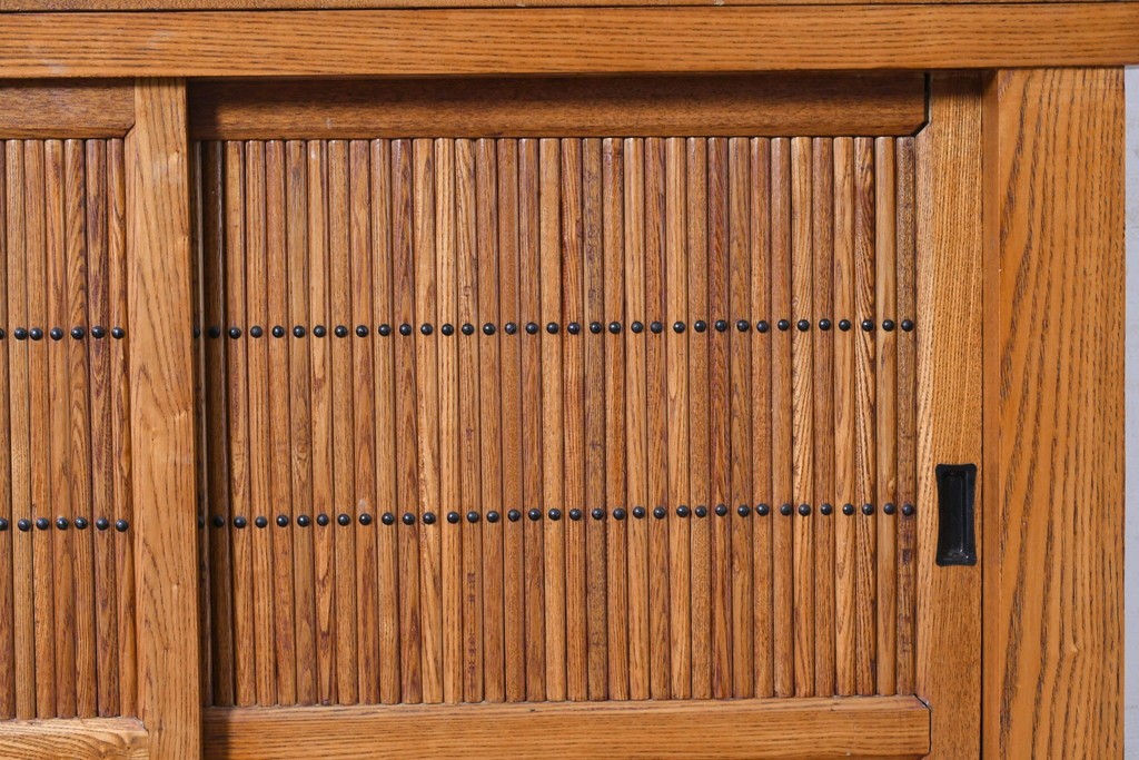 中古　美品　ニレ材　四尺　戸ごとに違った意匠を楽しめる重ね水屋箪笥　(R-090894)