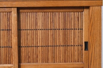 中古　美品　ニレ材　四尺　戸ごとに違った意匠を楽しめる重ね水屋箪笥　(R-090894)