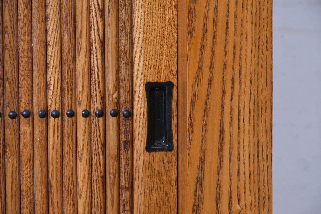 中古　美品　ニレ材　四尺　戸ごとに違った意匠を楽しめる重ね水屋箪笥　(R-090894)