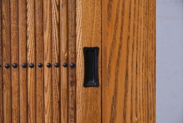 中古　美品　ニレ材　四尺　戸ごとに違った意匠を楽しめる重ね水屋箪笥　(R-090894)