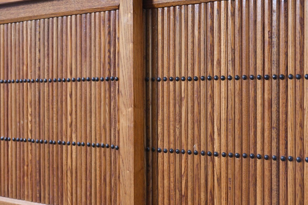 中古　美品　ニレ材　四尺　戸ごとに違った意匠を楽しめる重ね水屋箪笥　(R-090894)