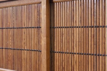中古　美品　ニレ材　四尺　戸ごとに違った意匠を楽しめる重ね水屋箪笥　(R-090894)