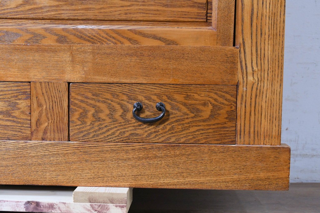 中古　美品　ニレ材　四尺　戸ごとに違った意匠を楽しめる重ね水屋箪笥　(R-090894)