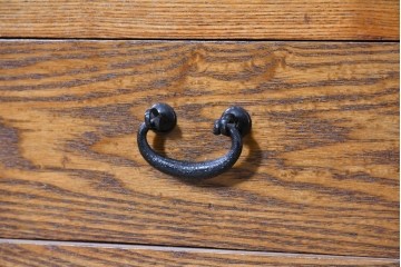 中古　美品　ニレ材　四尺　戸ごとに違った意匠を楽しめる重ね水屋箪笥　(R-090894)