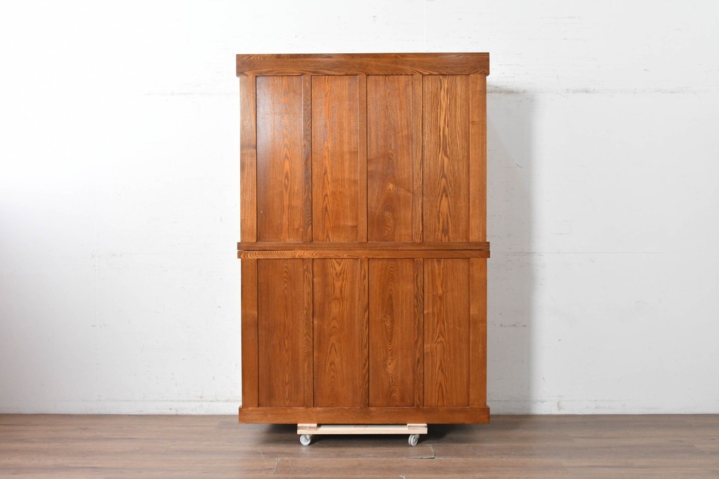 中古　美品　ニレ材　四尺　戸ごとに違った意匠を楽しめる重ね水屋箪笥　(R-090894)