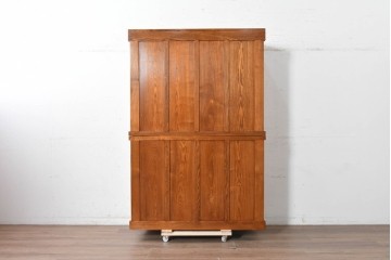 中古　美品　ニレ材　四尺　戸ごとに違った意匠を楽しめる重ね水屋箪笥　(R-090894)