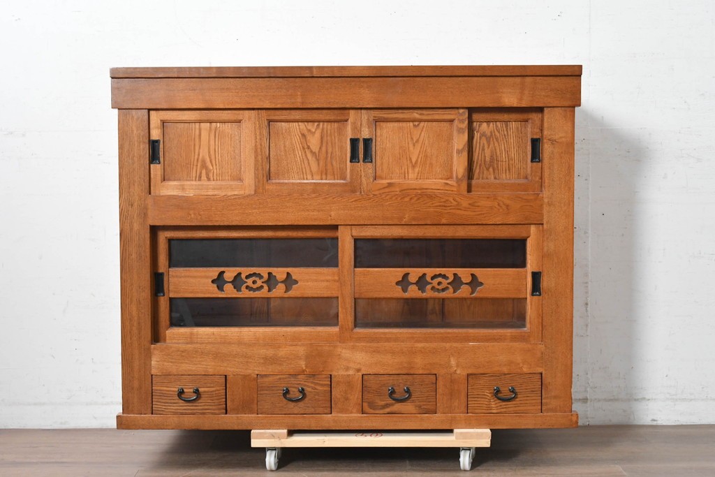 中古　美品　ニレ材　四尺　水屋箪笥上段　透かし彫り装飾とガラス戸が軽やかさ添えるキャビネット　(R-090895)