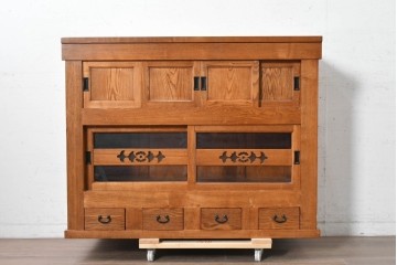 中古　美品　ニレ材　四尺　水屋箪笥上段　透かし彫り装飾とガラス戸が軽やかさ添えるキャビネット　(R-090895)