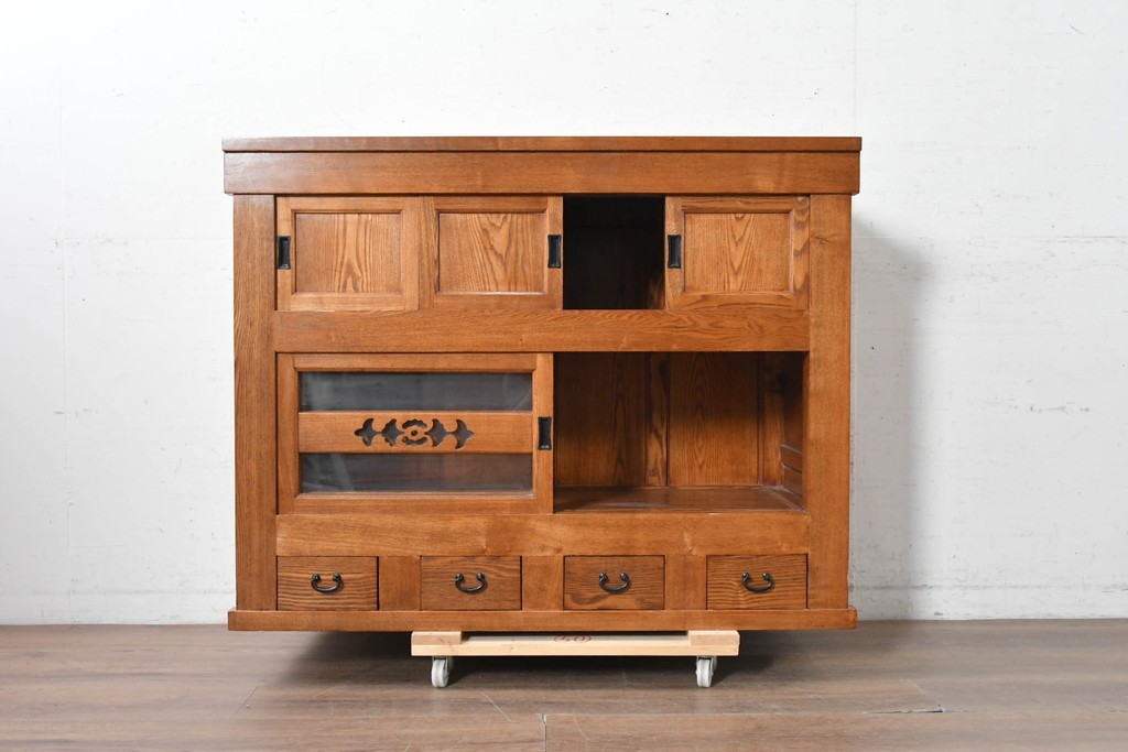 中古　美品　ニレ材　四尺　水屋箪笥上段　透かし彫り装飾とガラス戸が軽やかさ添えるキャビネット　(R-090895)