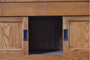 中古　美品　ニレ材　四尺　水屋箪笥上段　透かし彫り装飾とガラス戸が軽やかさ添えるキャビネット　(R-090895)