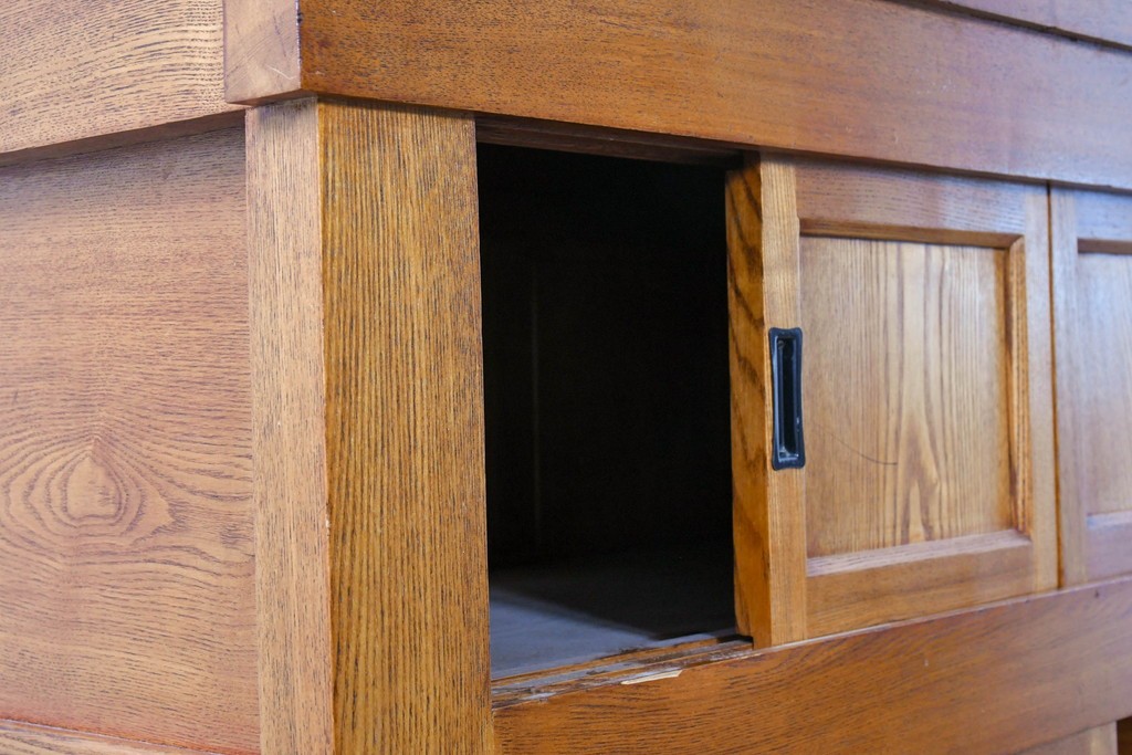 中古　美品　ニレ材　四尺　水屋箪笥上段　透かし彫り装飾とガラス戸が軽やかさ添えるキャビネット　(R-090895)