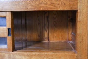 中古　美品　ニレ材　四尺　水屋箪笥上段　透かし彫り装飾とガラス戸が軽やかさ添えるキャビネット　(R-090895)