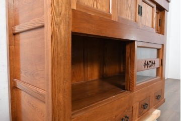 中古　美品　ニレ材　四尺　水屋箪笥上段　透かし彫り装飾とガラス戸が軽やかさ添えるキャビネット　(R-090895)