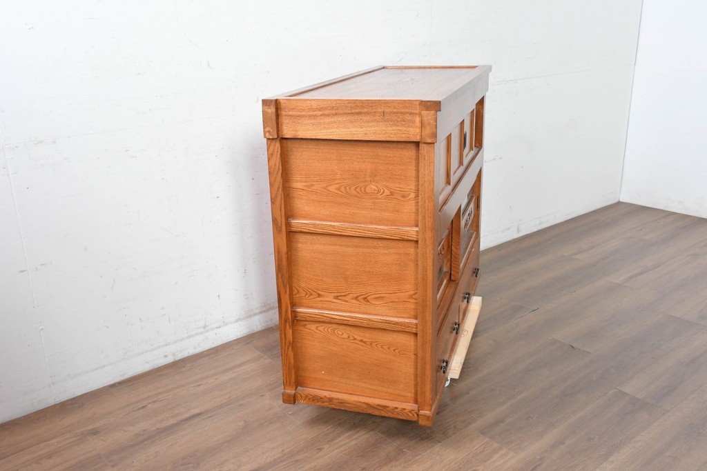 中古　美品　ニレ材　四尺　水屋箪笥上段　透かし彫り装飾とガラス戸が軽やかさ添えるキャビネット　(R-090895)